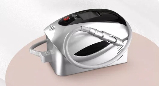 PhiLaser Type R 2.0 — Q-switched лазер за карбонов пилинг и премахване на пигменти